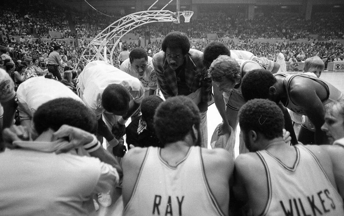 NBA冠军赛第二场，金州勇士队对阵华盛顿子弹队。艾尔·阿特尔斯和暂停会议照片拍摄于1975年5月20日
