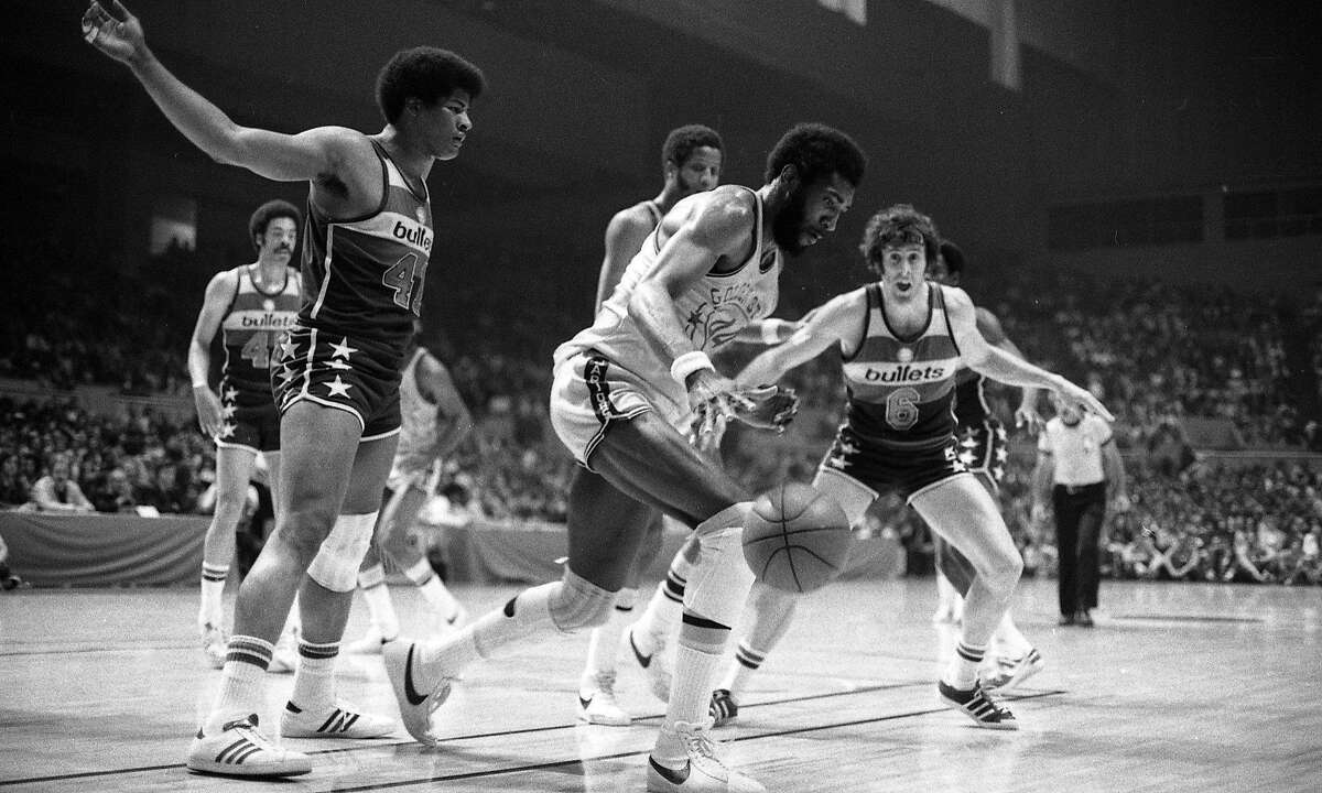 NBA冠军赛第二场，金州勇士队对阵华盛顿子弹队。Clifford Ray Photos拍摄于1975年5月20日