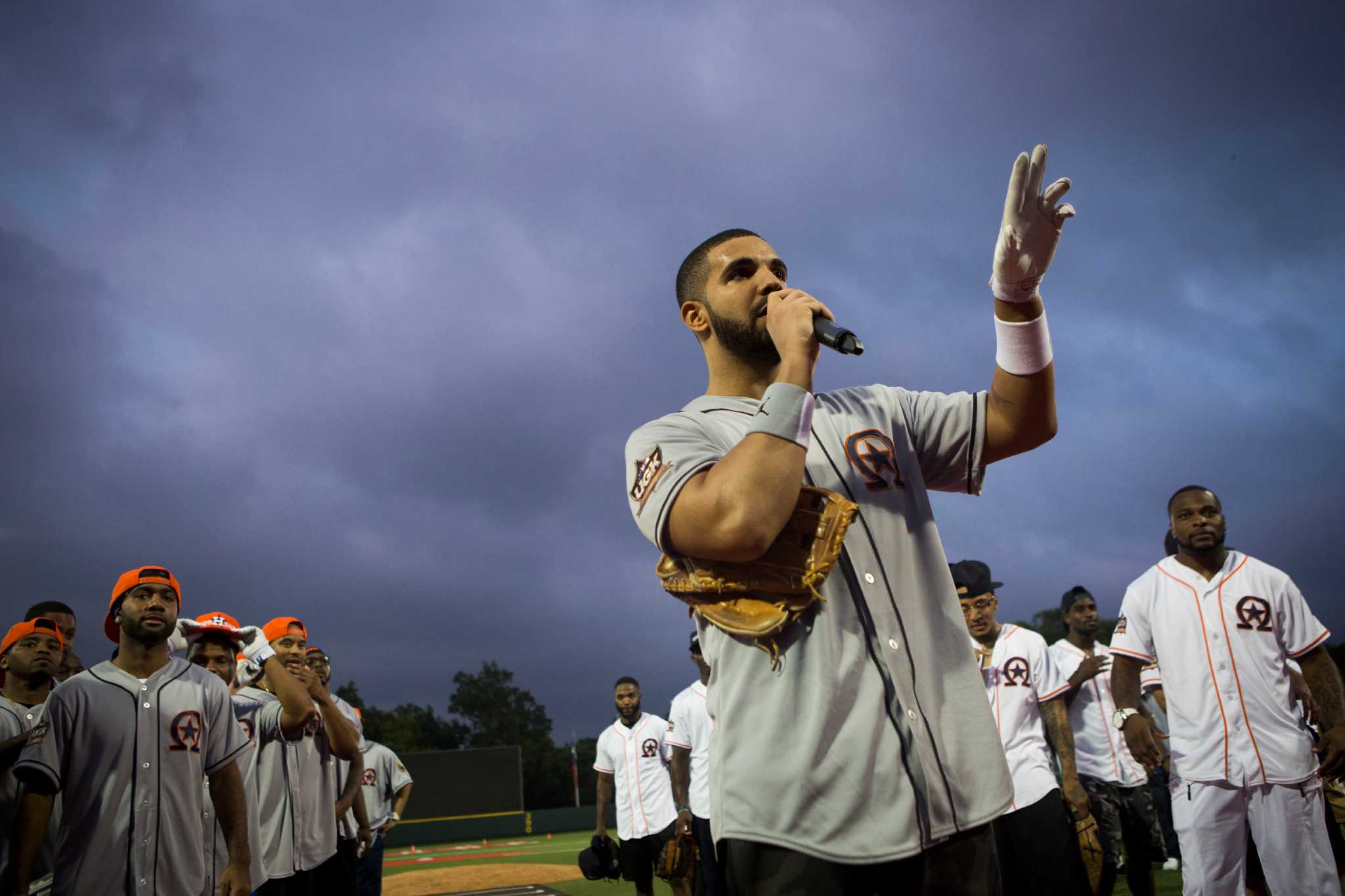 Drake gets in a workout at University of Houston