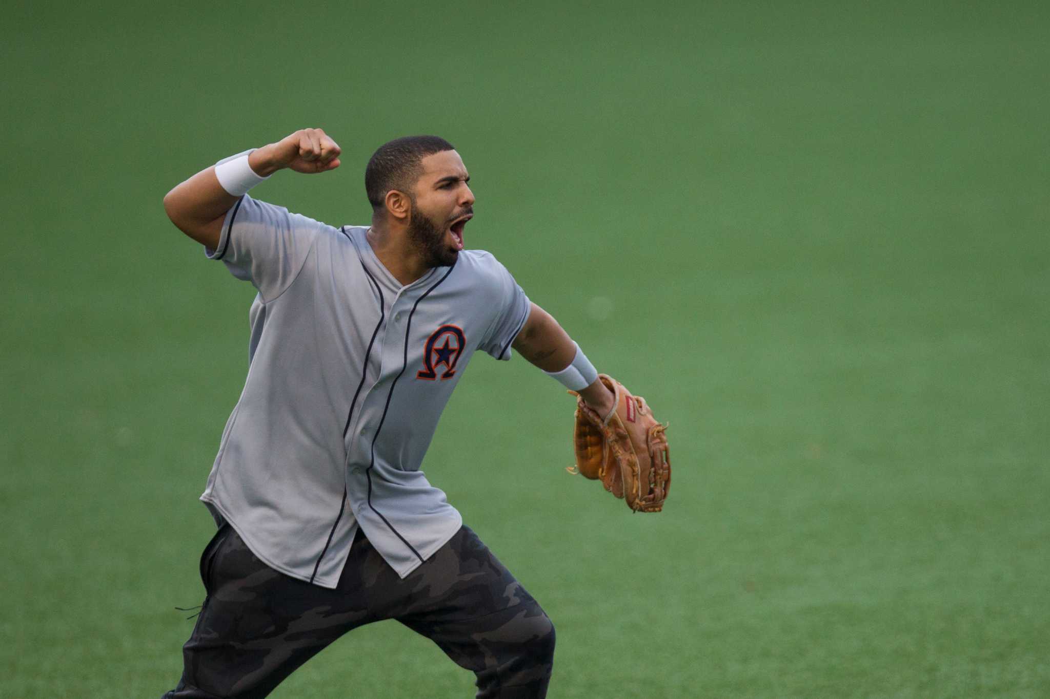 Drake gets in a workout at University of Houston