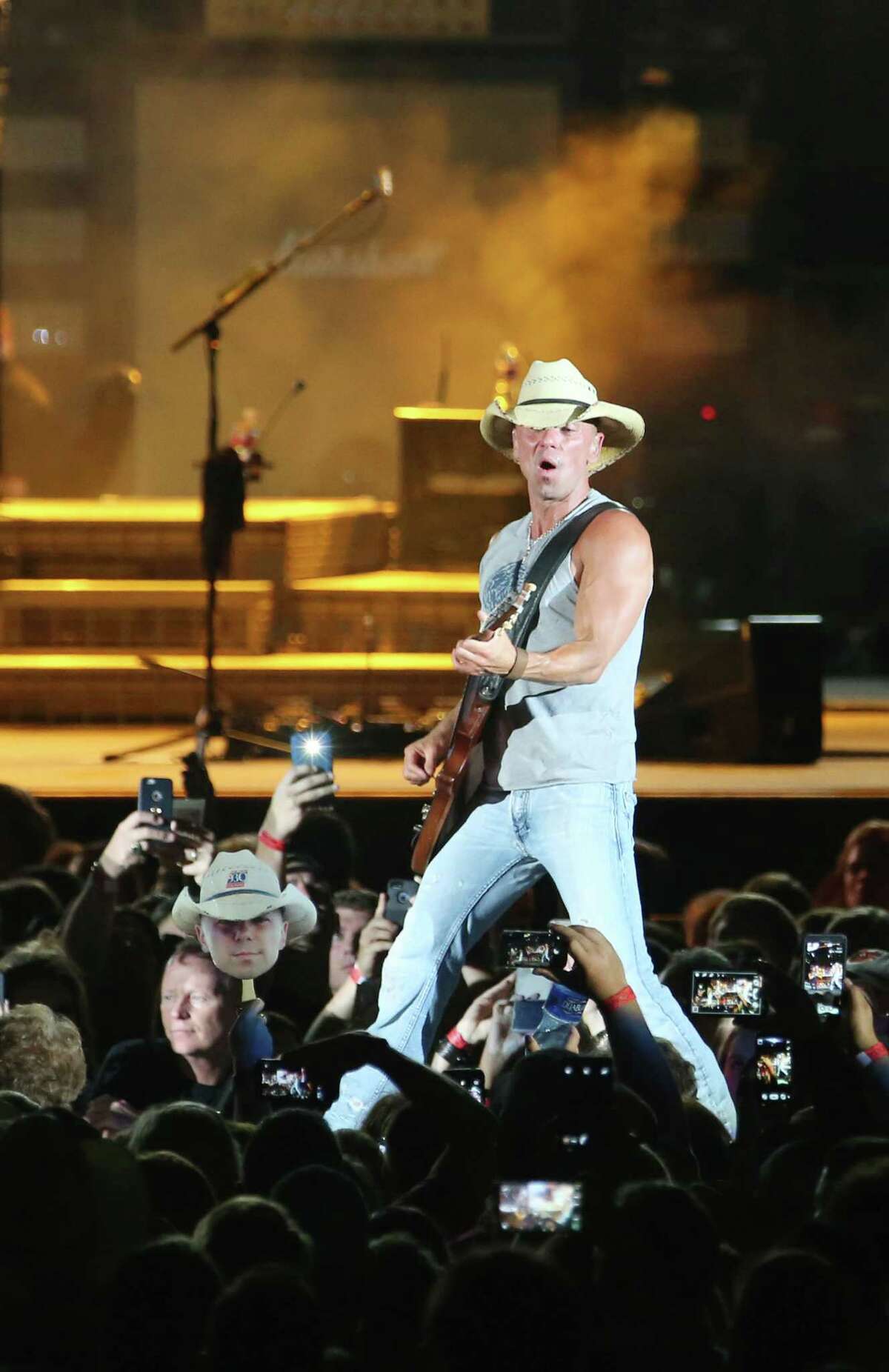 Kenny Chesney brings sunny swagger to BBVA Compass