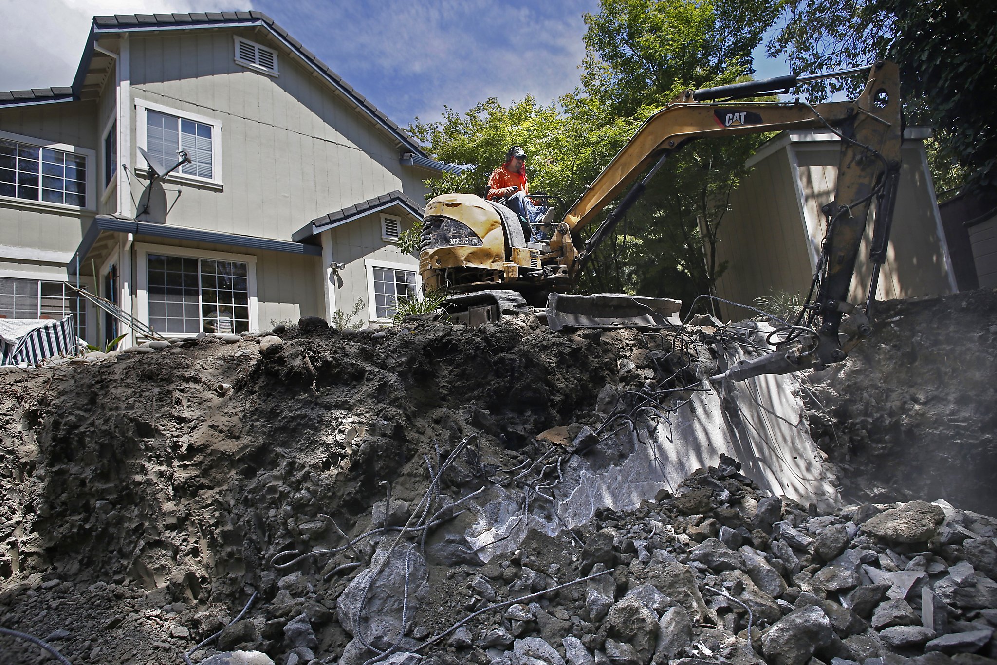California drought throws cold water on swimming pools