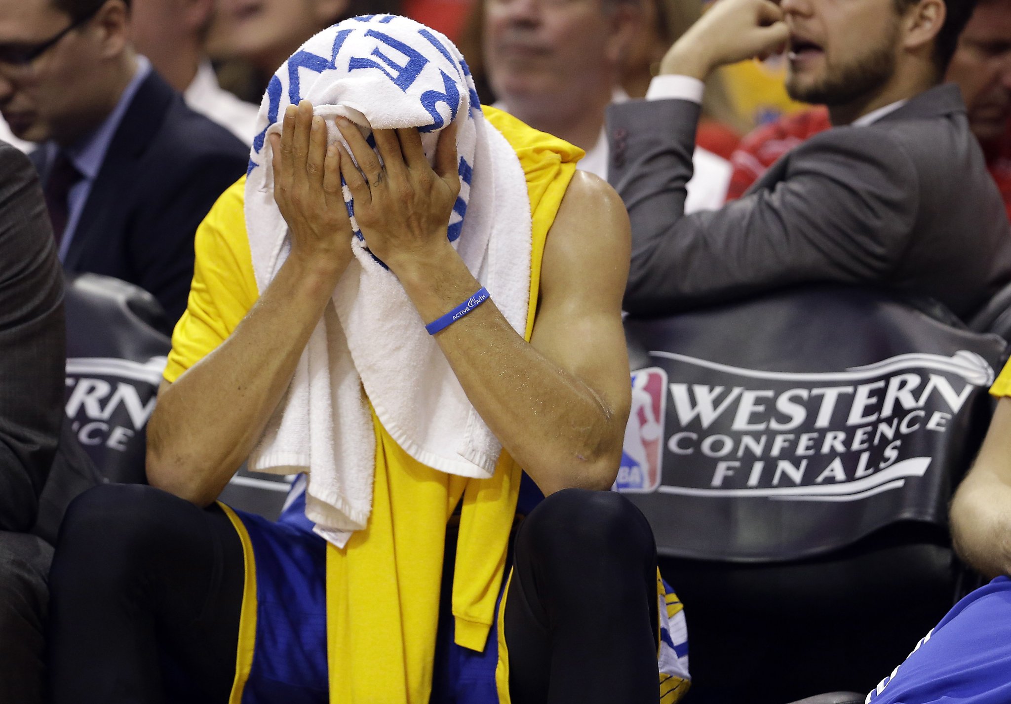 Warriors lose game, but don't lose Stephen Curry