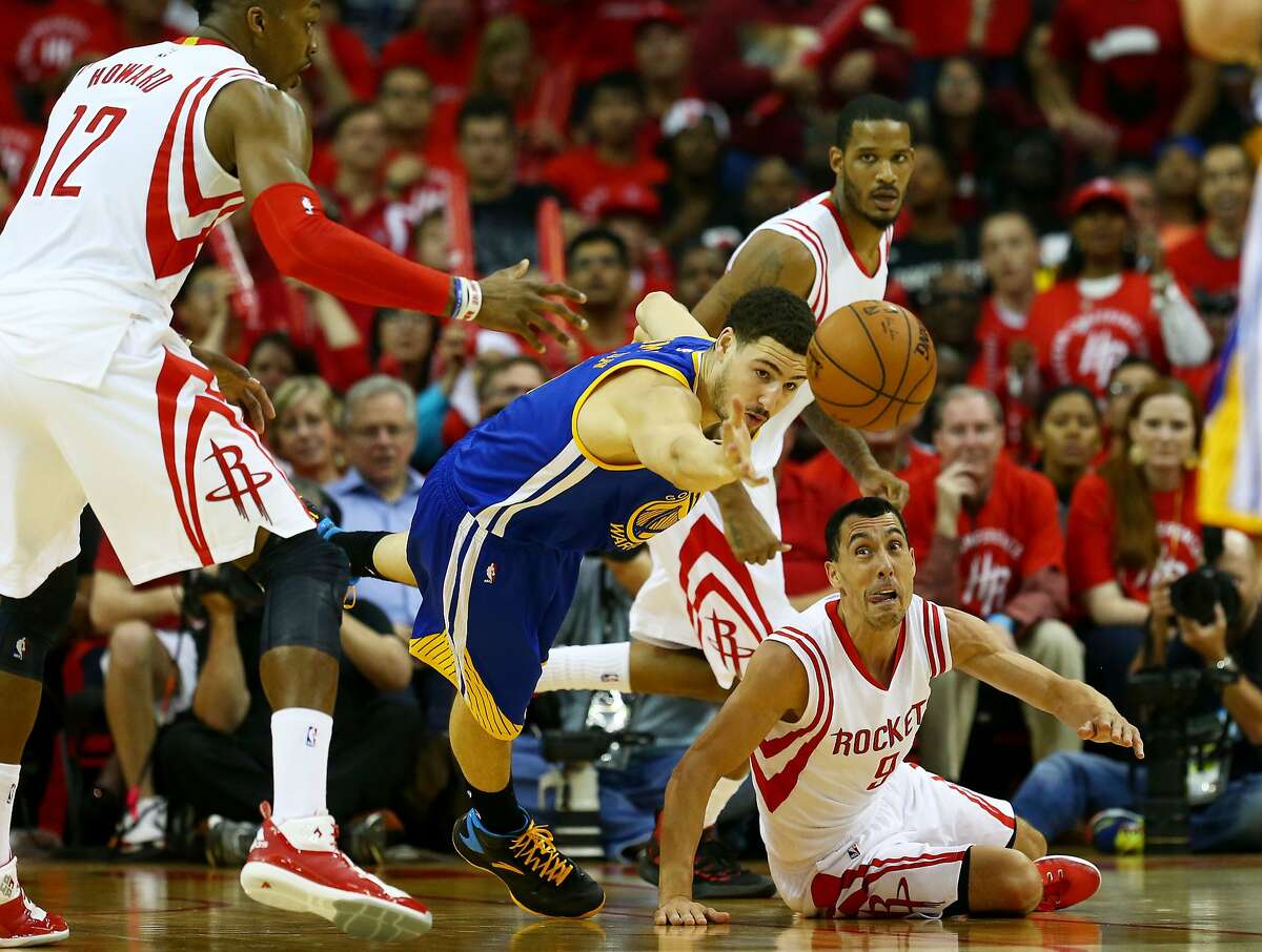 HOUSTON, TX - MAY 25: Klay Thompson #11 of the Golden State Warriors defends against Pablo Prigioni #9 of the Houston Rockets as he passes to Dwight Howard #12 in the second quarter during Game Four of the Western Conference Finals of the 2015 NBA Playoffs at Toyota Center on May 25, 2015 in Houston, Texas. NOTE TO USER: User expressly acknowledges and agrees that, by downloading and or using this photograph, user is consenting to the terms and conditions of Getty Images License Agreement. (Photo by Ronald Martinez/Getty Images)