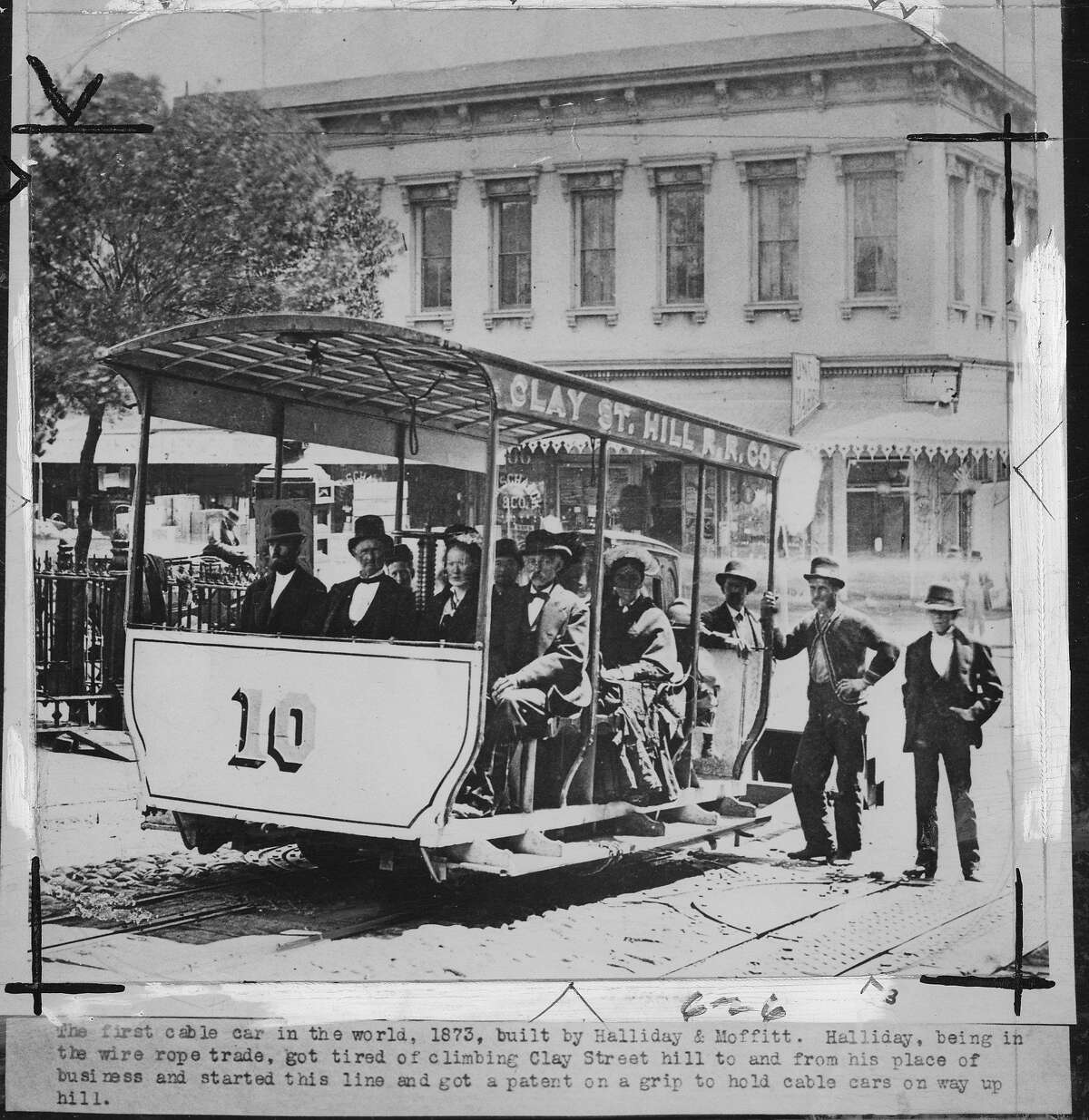 安德鲁·史密斯·哈利迪和第一个缆车照片拍摄于1948年10月18日，1952年12月28日，照片背面显示哈利迪是前面戴着礼帽的男子，由国家图书馆提供