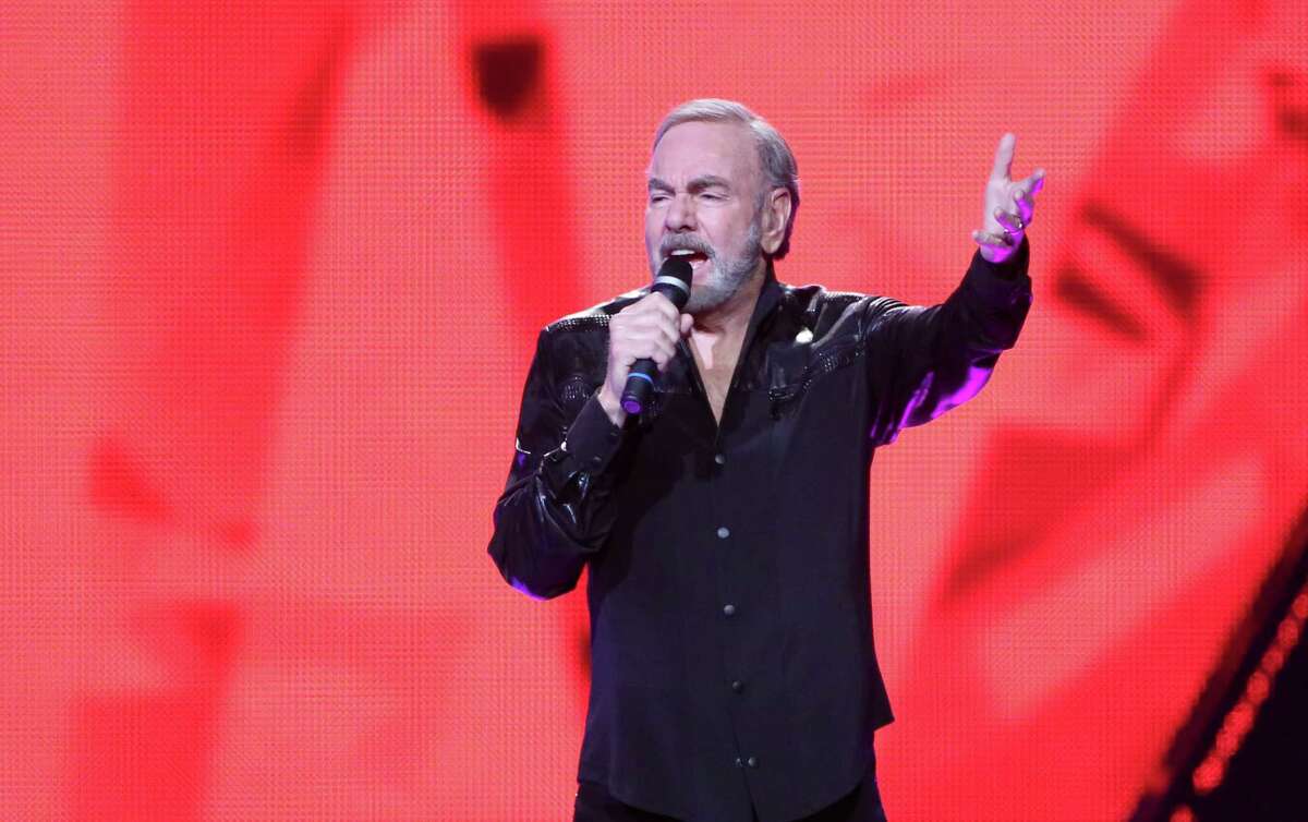 Neil Diamond wasn't the only one to get applause last week at the Toyota Center.