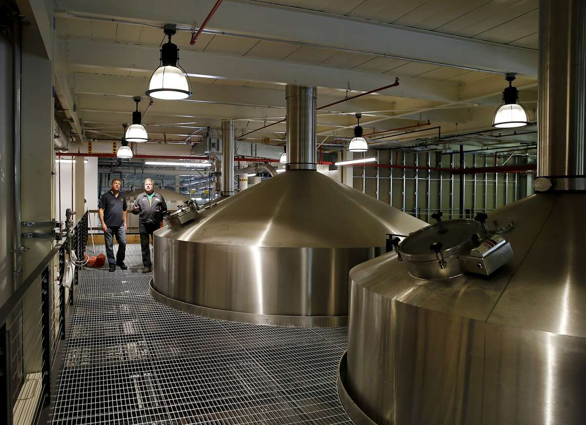 大型不锈钢大桶延伸至二楼,酝酿魔法发生周一6月1日,2015年。21修正案酿酒厂是打开一个巨大的和雄心勃勃的在圣莱安德罗数百万美元的设施,加州的网站前凯洛格麦片厂。