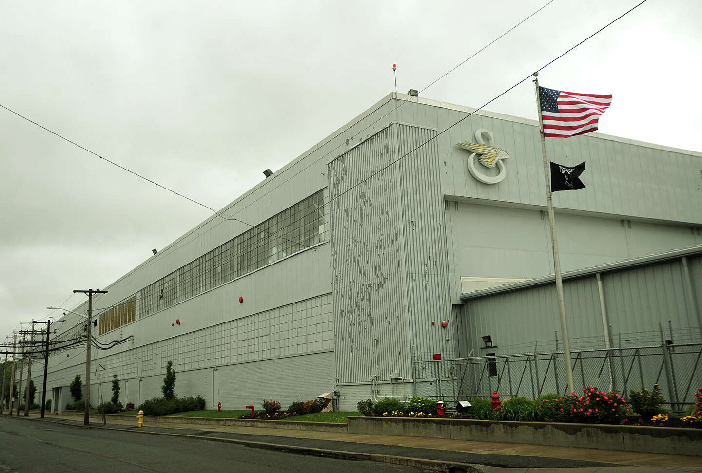 Sokprsky Sikorsky to cut 1,400 jobs, close Bridgeport plant