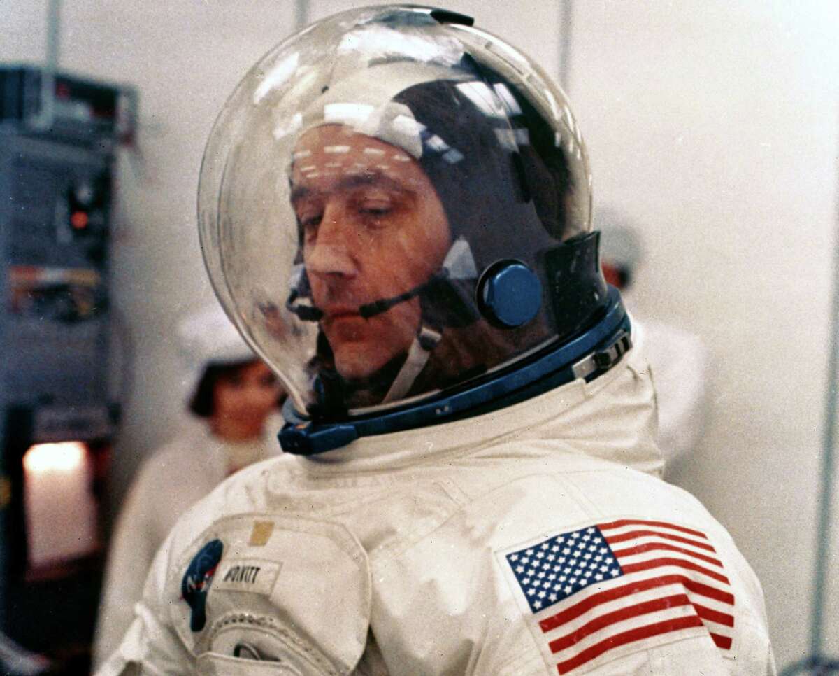 Астронавт 9 букв. Шлем космонавт нос. Вальсальва в скафандре. Вальсальва в скафандре устройство.