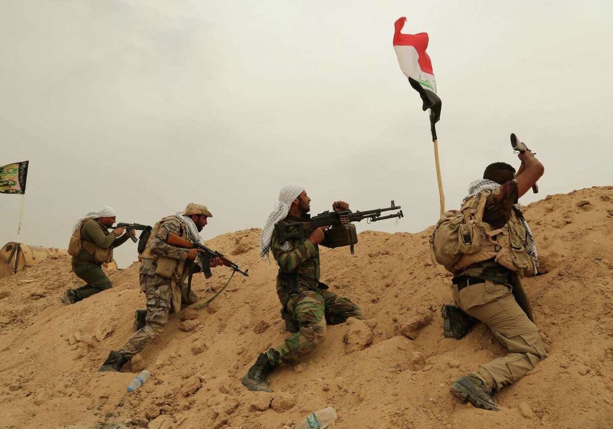 Badr Brigades Shiite fighters clash with Islamic State group militants at the front line on the outskirts of Fallujah, Anbar province, Iraq, on Monday. ﻿