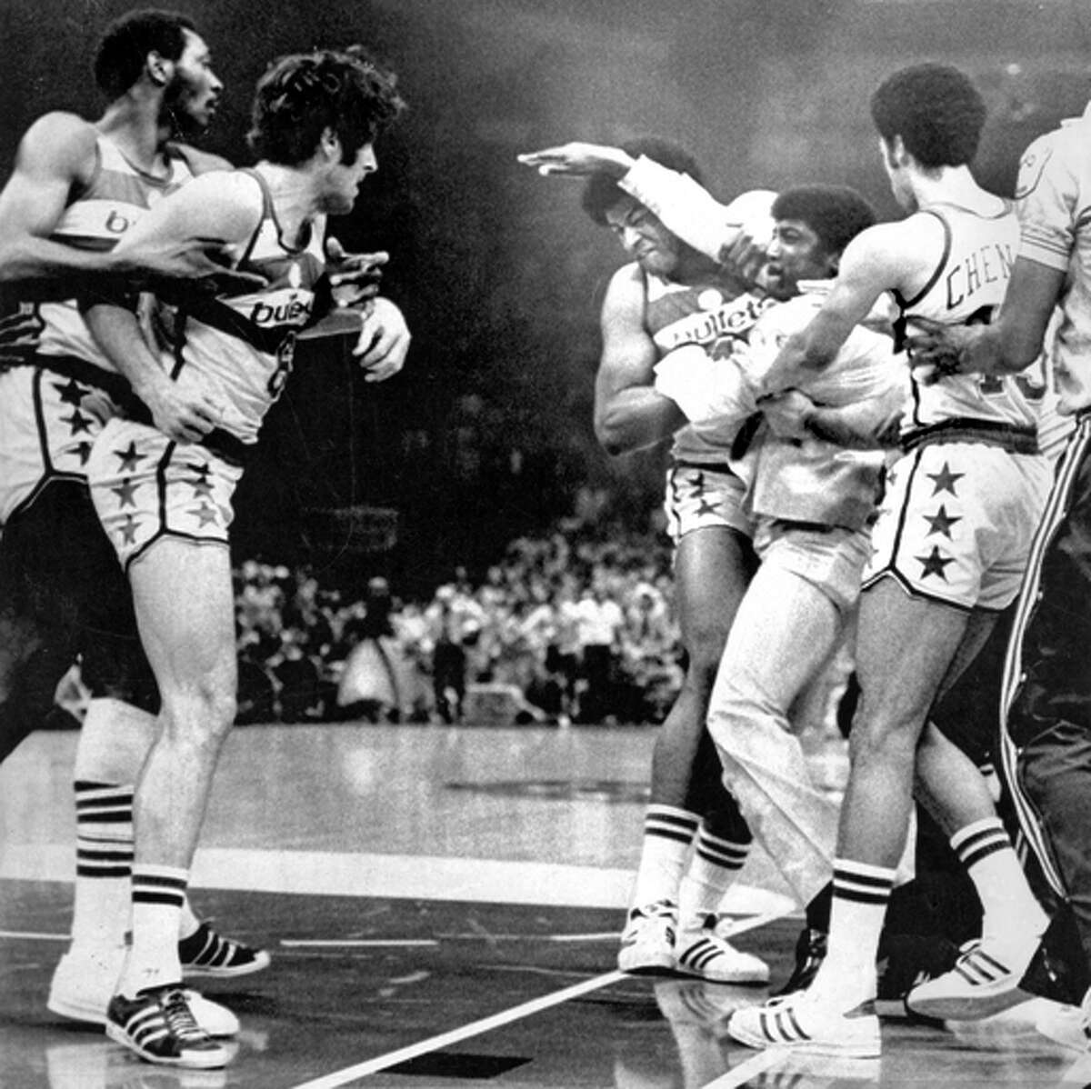 1975年5月25日金州勇士队对华盛顿子弹队季后赛1975年NBA冠军赛主教练阿尔·阿特尔斯被(从左至右)韦斯·温塞尔德和菲尔·切尼尔制止，他们反对子弹队的粗暴打法。他被逐出了比赛