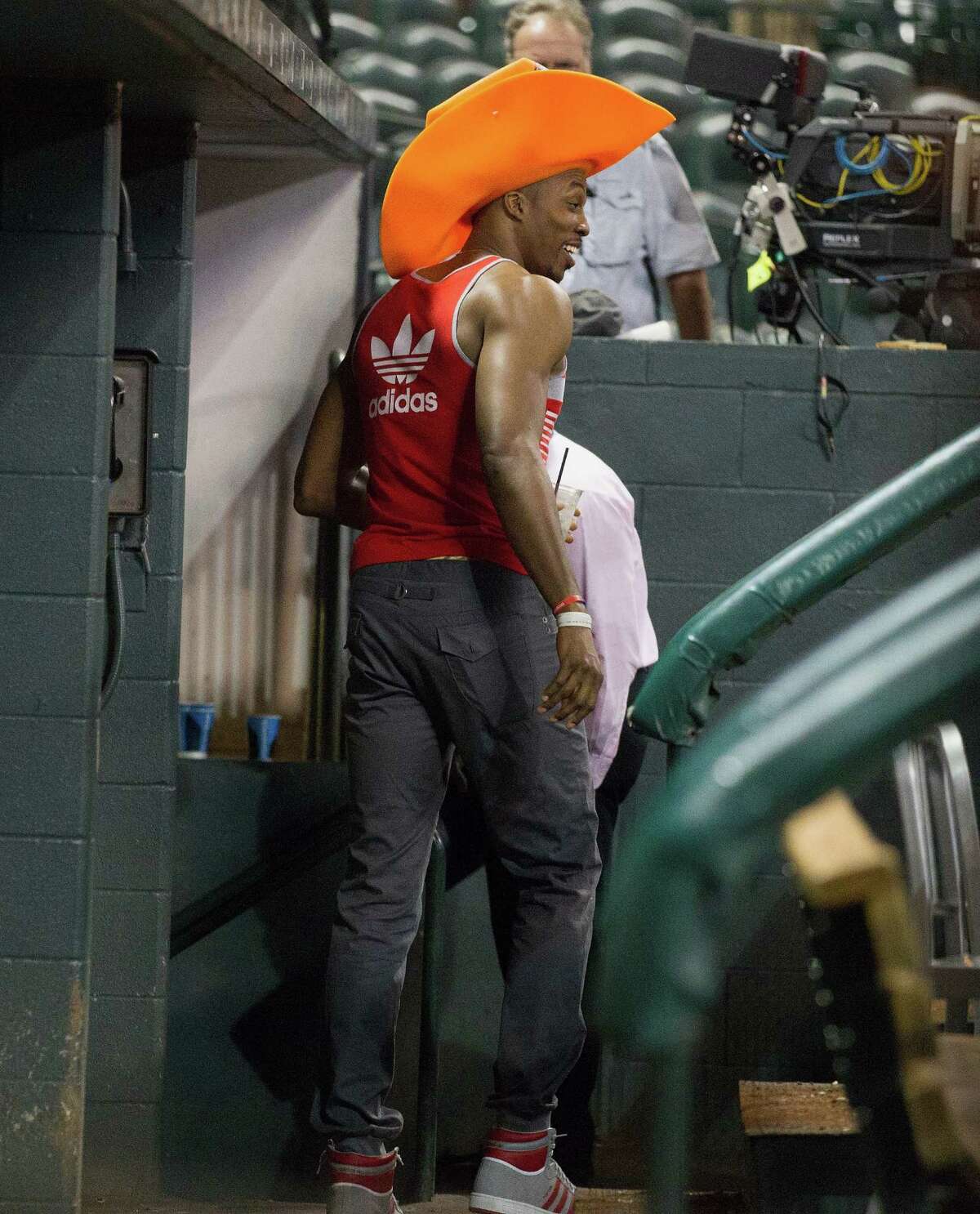 Dwight Howard wore a gargantuan foam cowboy hat to an Astros game