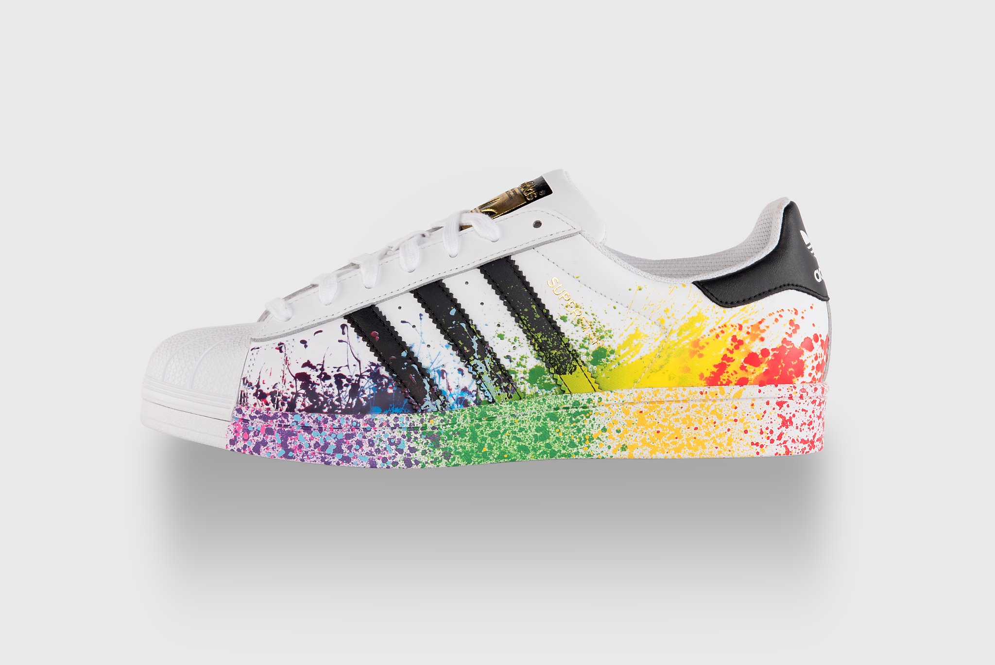 Reductor Verbinding Dusver Adidas goes over the rainbow for Gay Pride