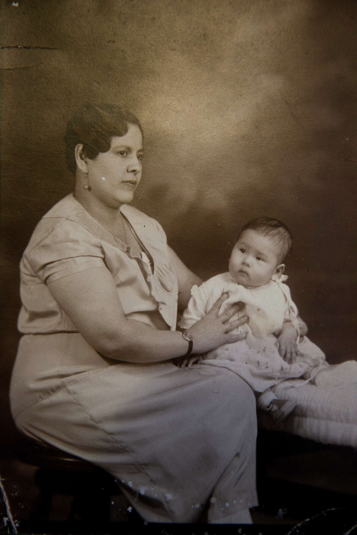 A photograph of Josefina Kung Dong, and her mother Josefina Mendoza was taken around 1933 in San Antonio.