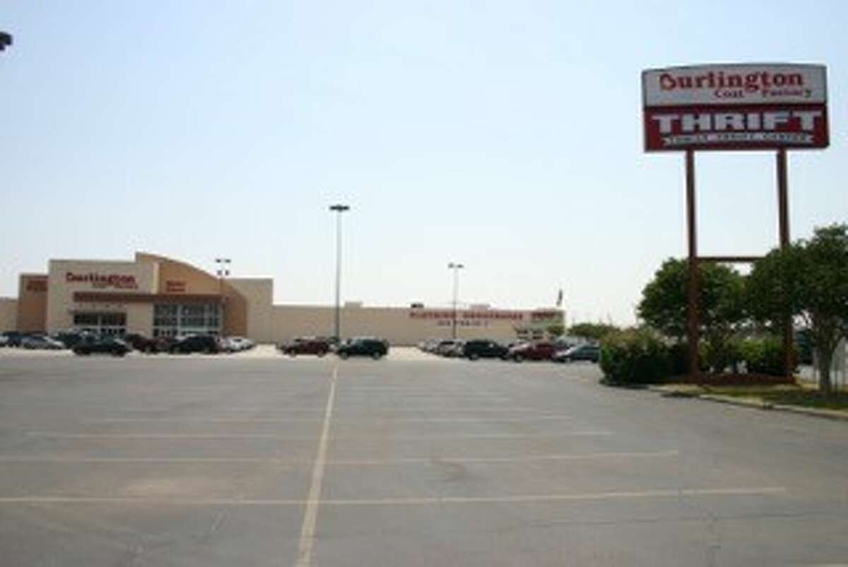 Brewingz Sports Bar and Grille has ground leased a site at the Burlington Coat Factory shopping center at 12001 East Freeway near Federal.