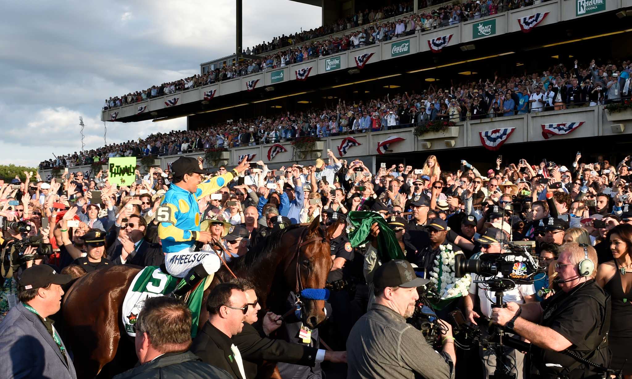 Triple Crown winning jockey Victor Espinoza waves to the crowd