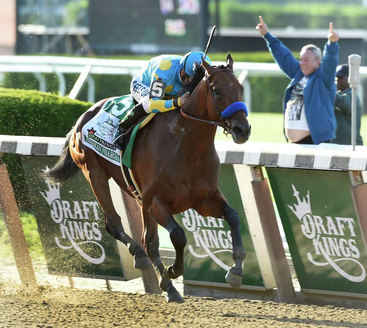 Triple Crown winning jockey Victor Espinoza waves to the crowd