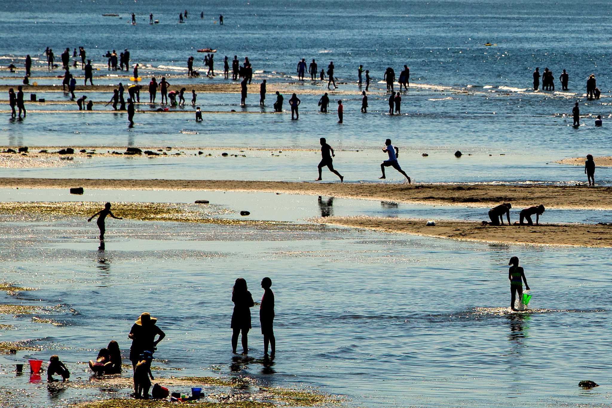 Heat wave draws Seattle outside