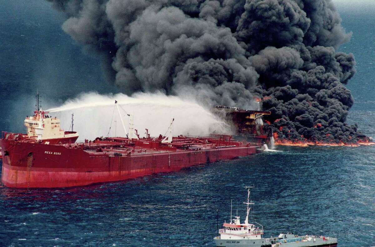 Ship crash. Страшный танкер. Морская авария. Танкер Ижора. Танкер Ижора Владивосток.