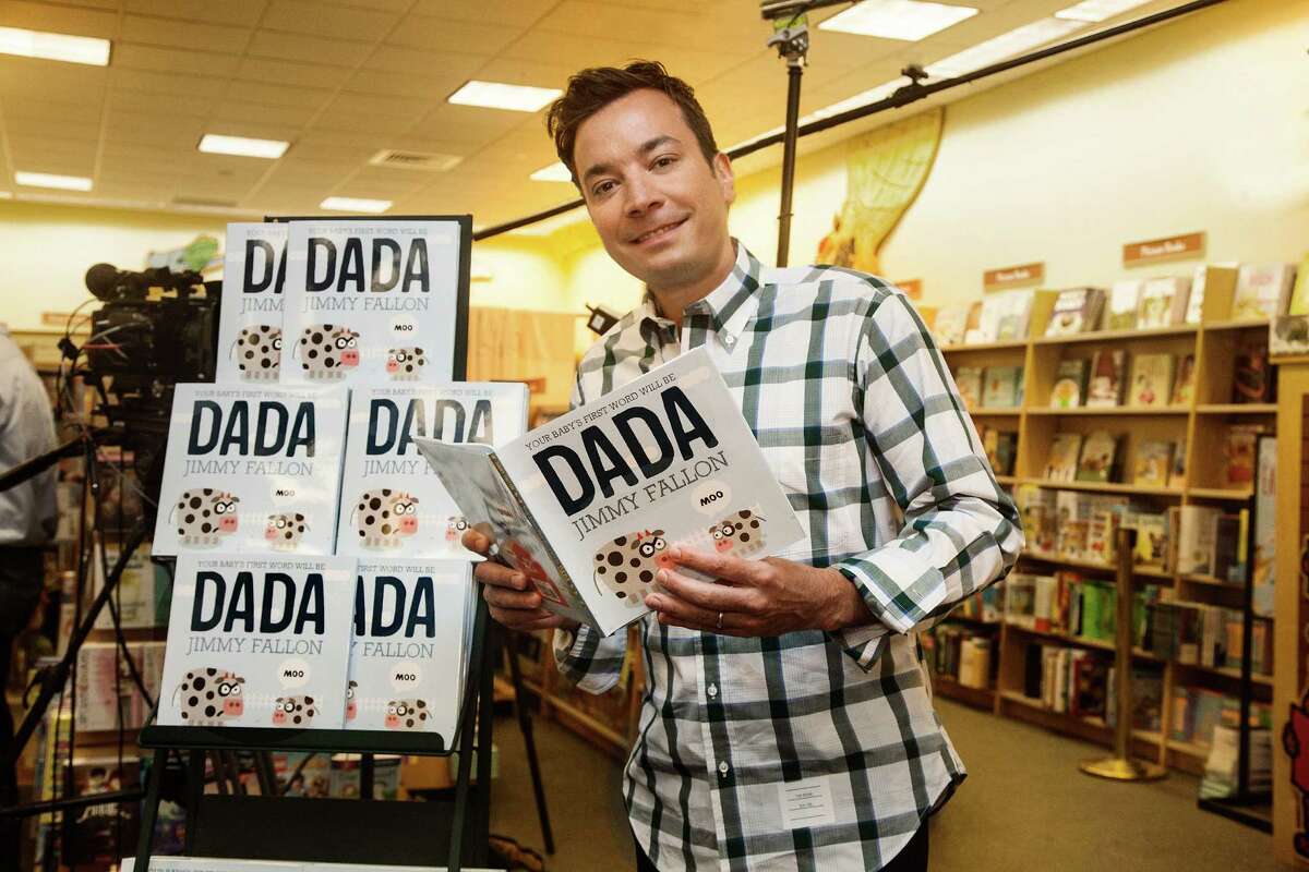 ﻿Late-night talk-show host Jimmy Fallon says he went to extremes in an effort to make his daughter's first word be "dada."﻿