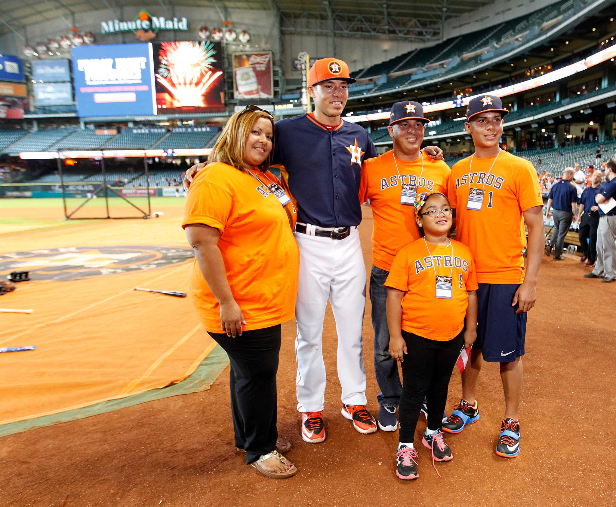 Astros moms throw out first pitch to their sons on Mother's Day - ABC13  Houston