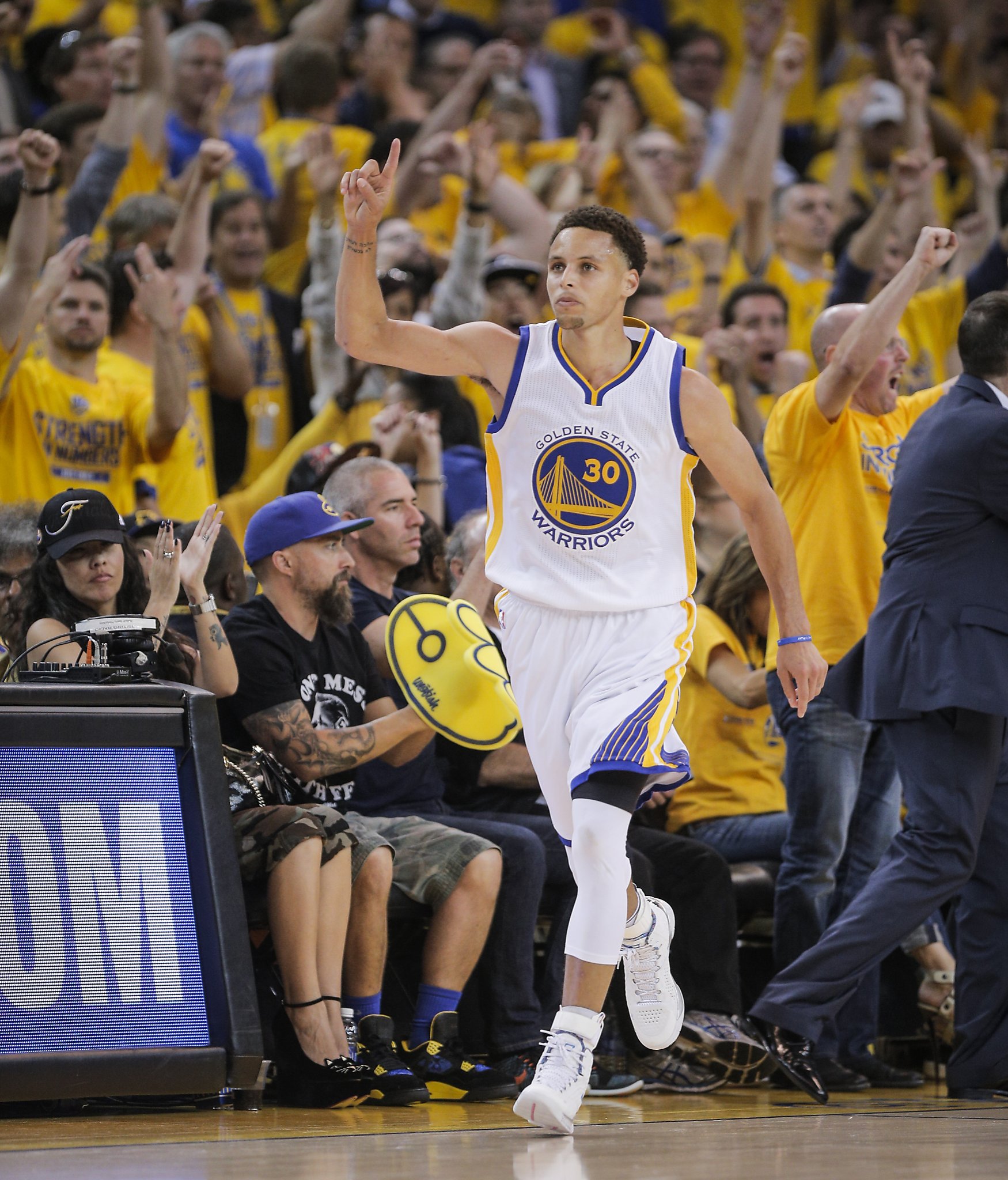 Warriors sell out Oracle for Game 6 watch party