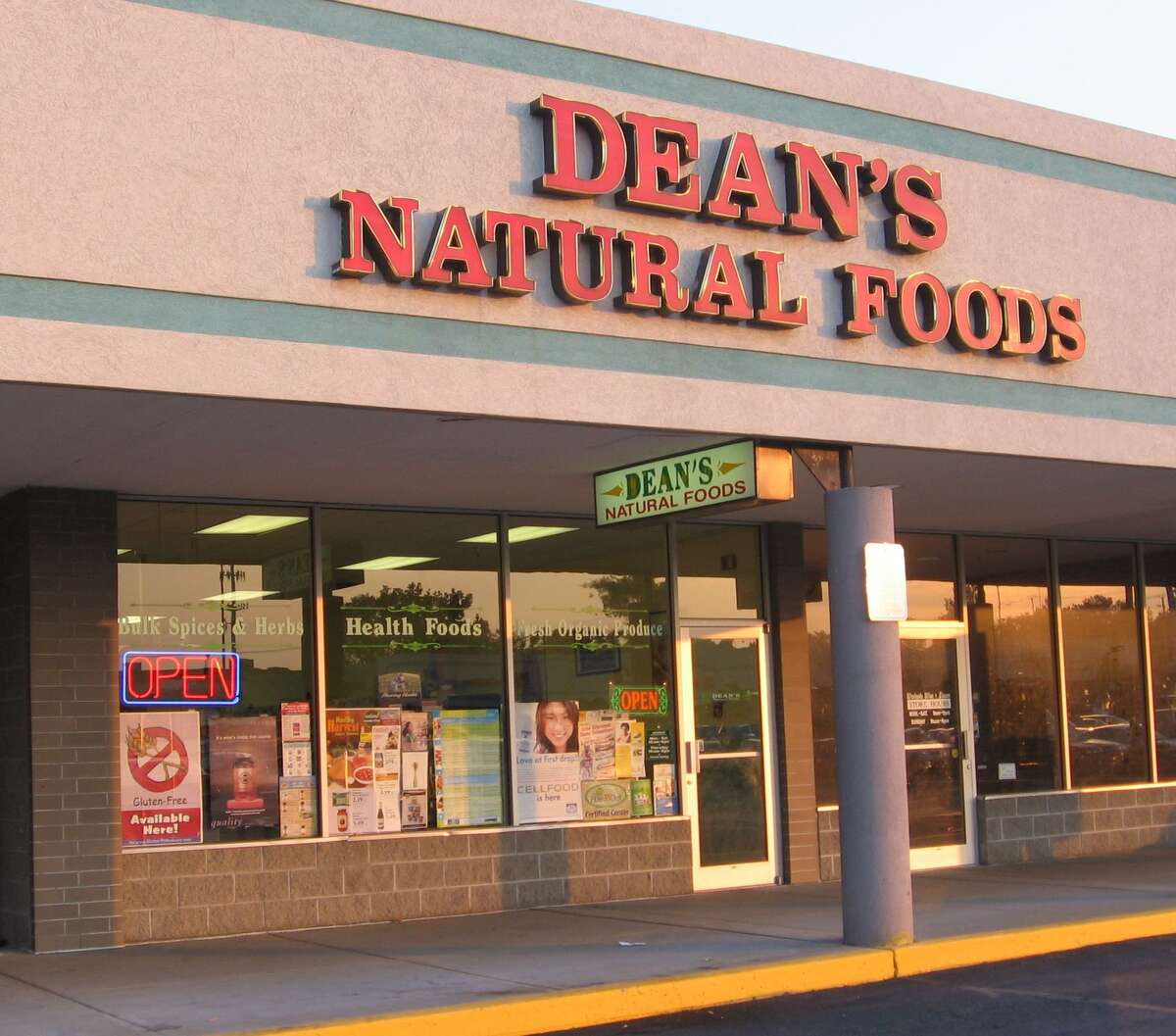 Dean's Natural Foods to close
