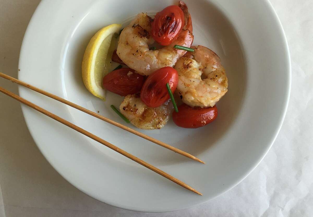 Serve the finished shrimp and tomato skewers with rice, pasta or salad