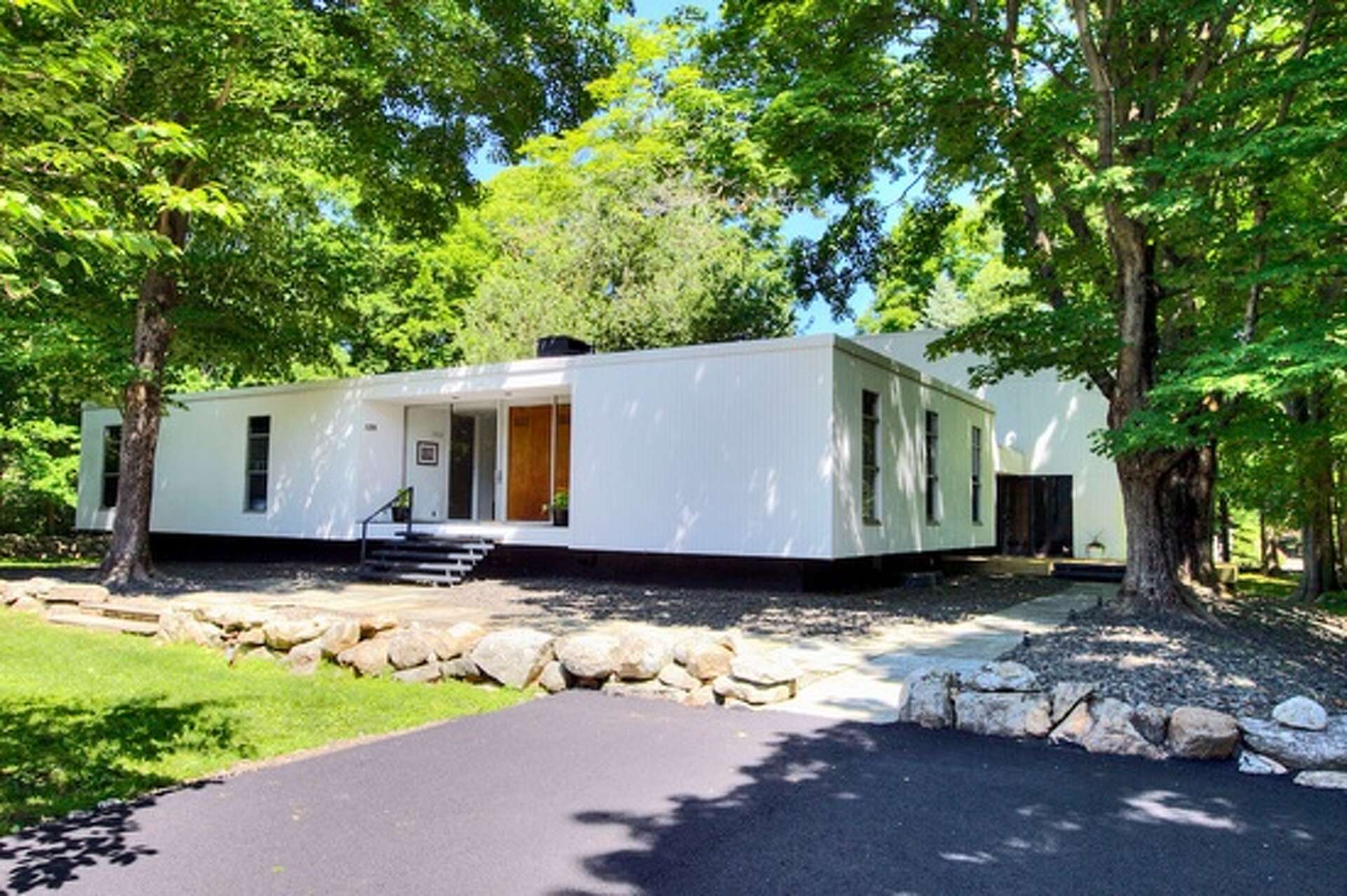 Glass House named most beautiful building in Connecticut, image size:1920x1278