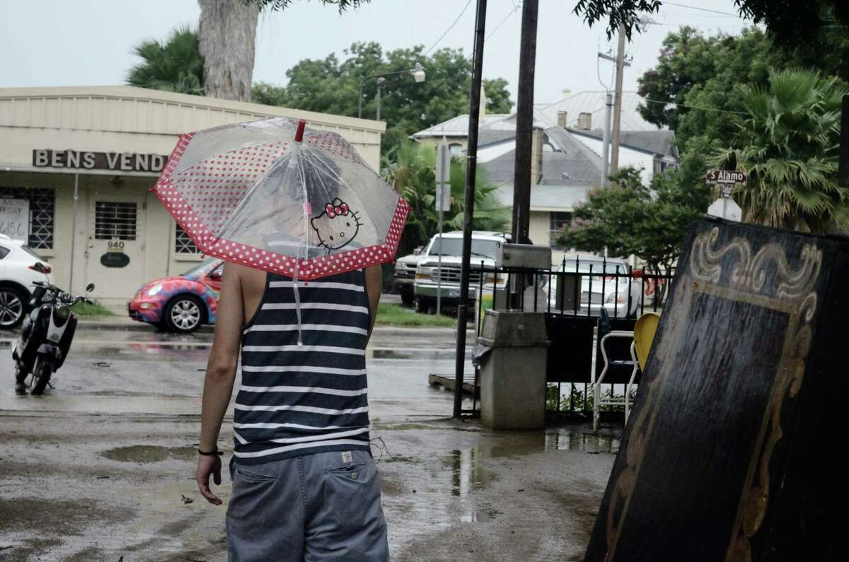 "Puro" (poo-row)PureRocking shorts and a tank top while holding an umbrella during a summer rainstorm at an open-air ice house is puro S.A. style.
