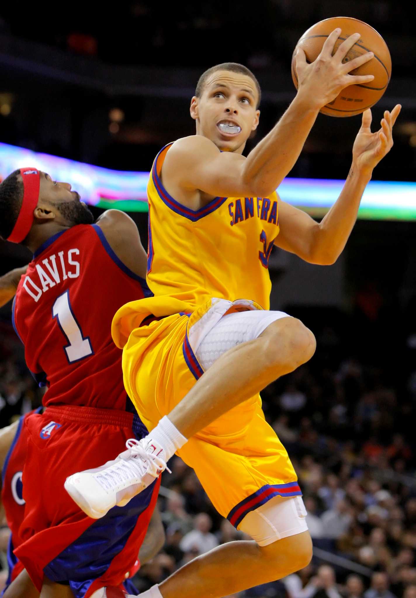 New Orleans/Oklahoma City Hornets guard Speedy Claxton (5) tries