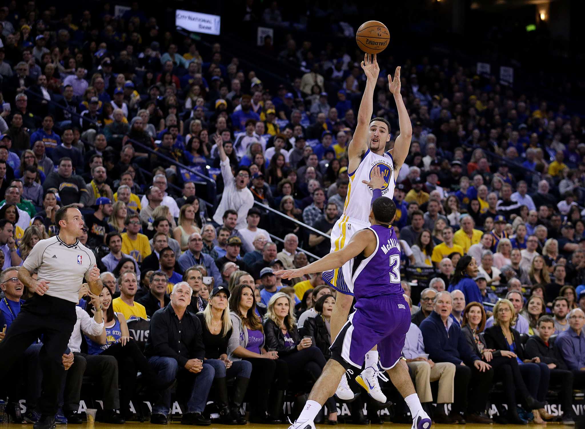 Klay Thompson goes off again with 37 first-half points