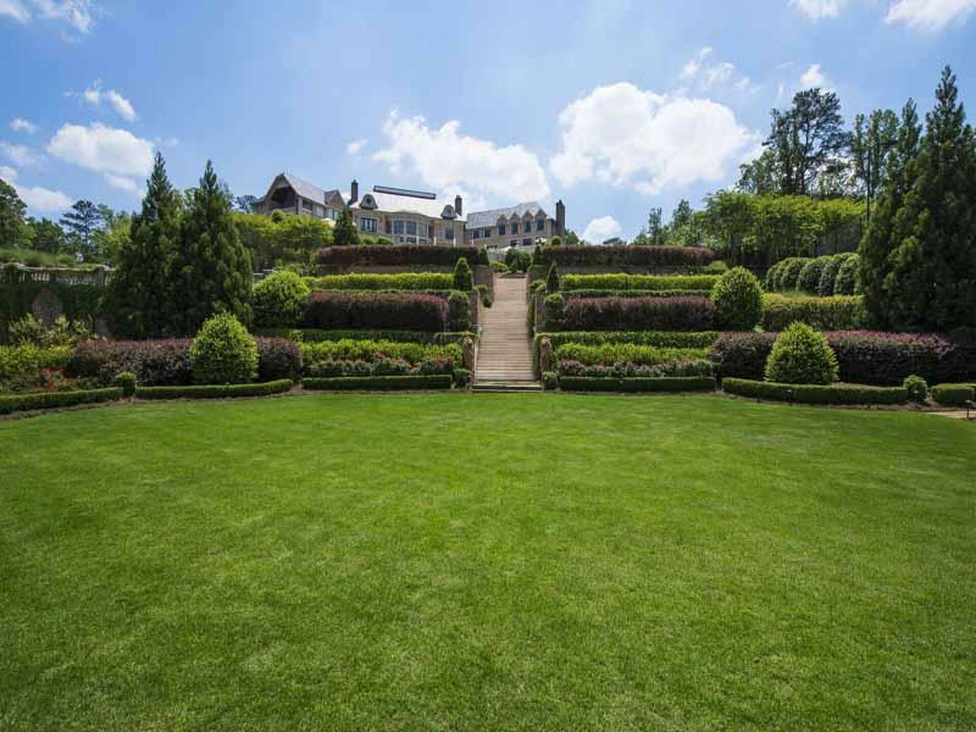 Sale of Tyler Perry's Atlanta mansion reportedly breaks record, image size:1920x1440