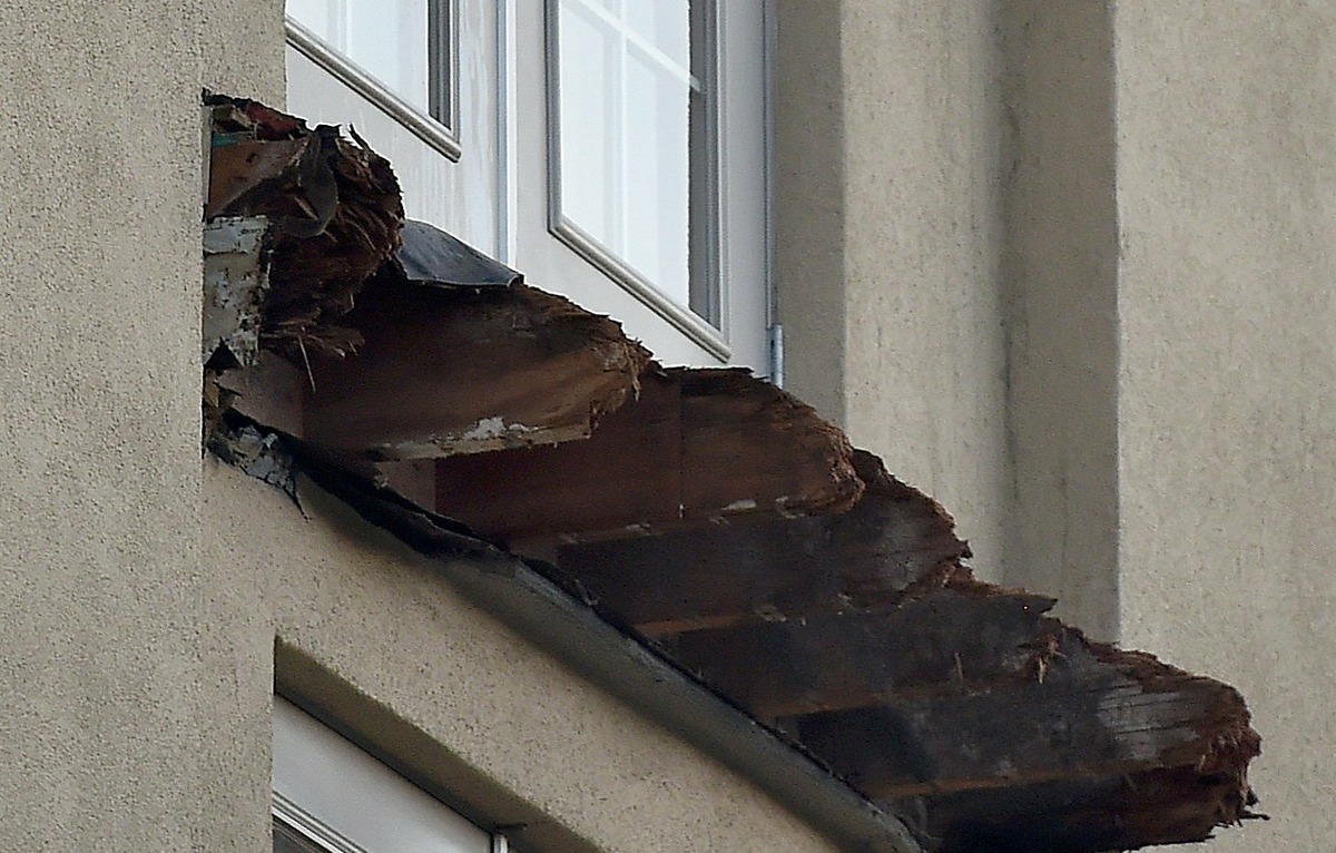 Shards of wood are all that remain at the scene where a balcony gave way (above) killing six in Berkeley, California on June 17, 2015. A second balcony (below) was removed when it was discovered to also be compromised. Dry rot and overcrowding could be responsible for the collapse of the balcony that sent six young Irish nationals plummeting to their deaths. AFP PHOTO / JOSH EDELSONJosh Edelson/AFP/Getty Images