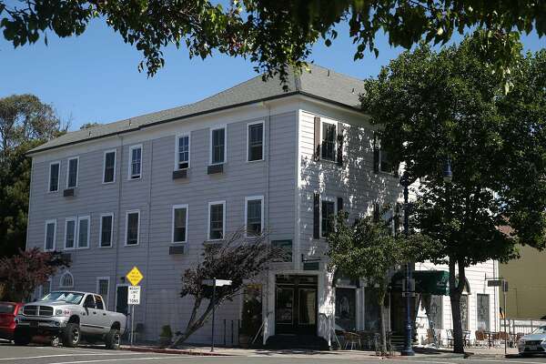 Confederate Flag In Benicia Hotels Stained Glass A Nod To