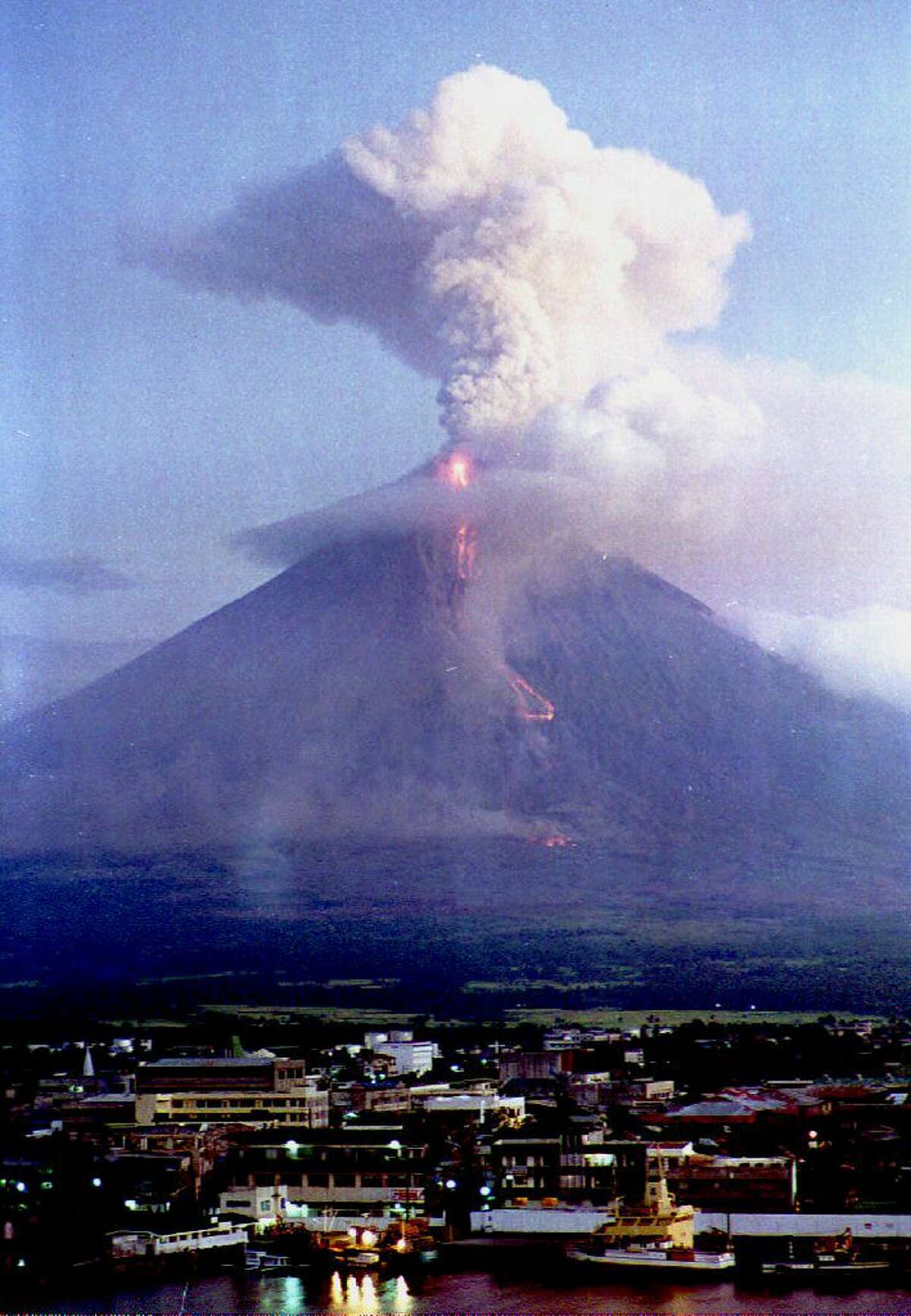 600 earthquakes shake Hawaii in 4 days, fear of volcanic eruption increases