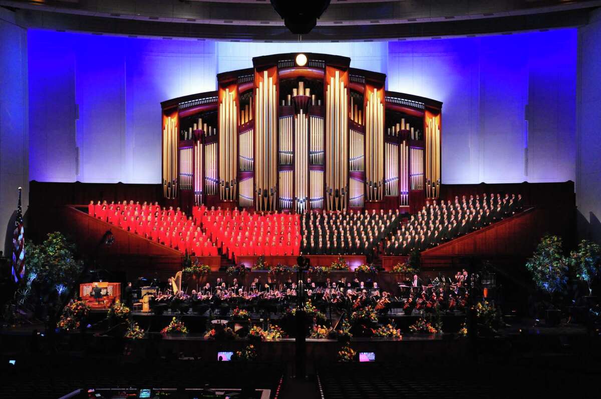 Mormon Tabernacle Choir. (MTC publicity photo.)