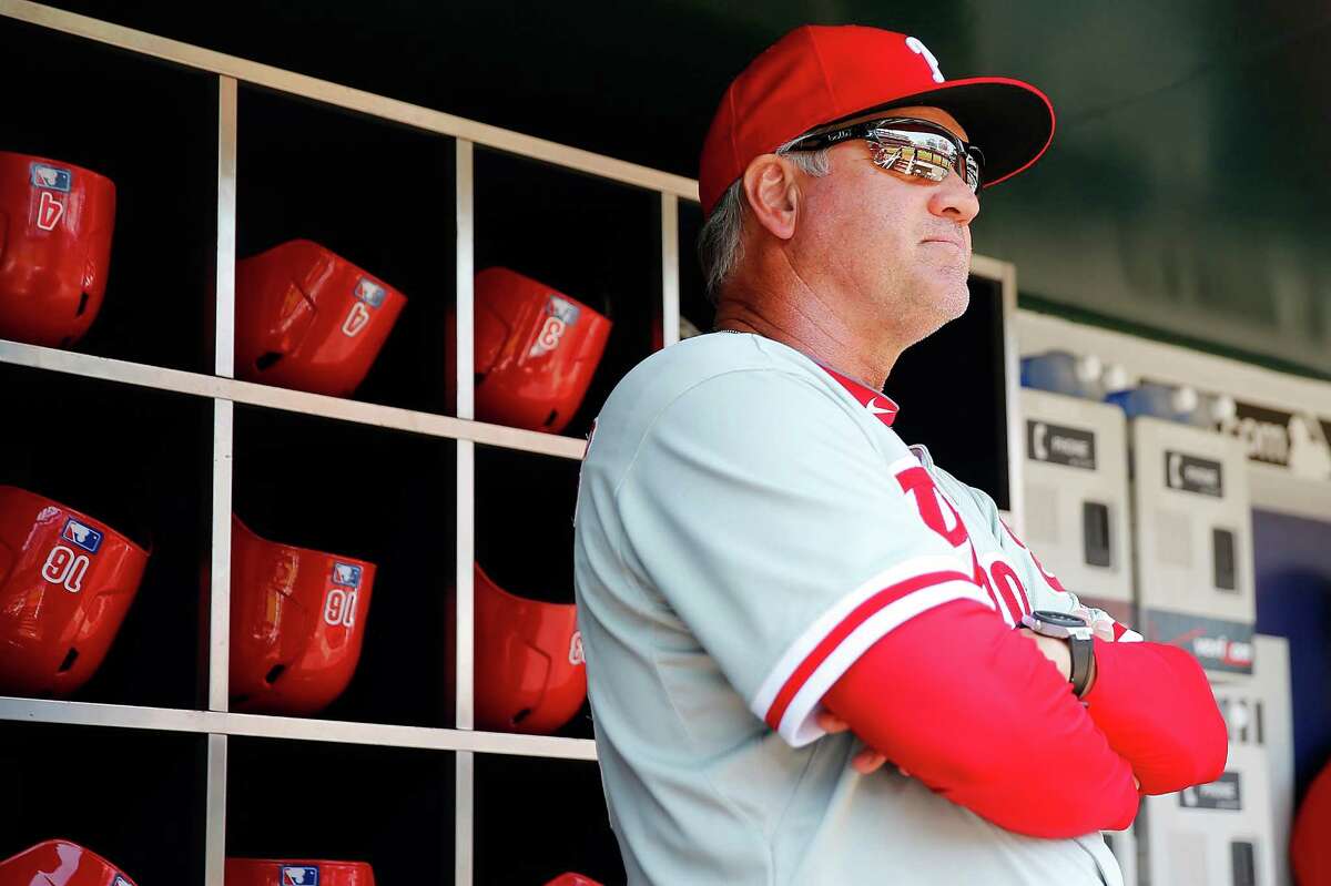 Sandberg resigns as Phillies' manager