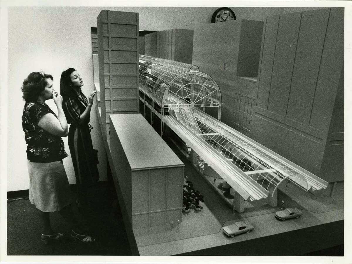 PHOTO FILED: METROPOLITAN TRANSIT AUTHORITY-HOUSTON-ELEVATED (DOWNTOWN) - 10/06/1982 - Looking at a model of the proposed METRO rail system at the Metro building are Jerrie Sanders (left) and Robin Beddingfield, both Houston city employees. Metro unveiled 2 models of the proposed elevated light rail train system for Main Street in downtown Houston.