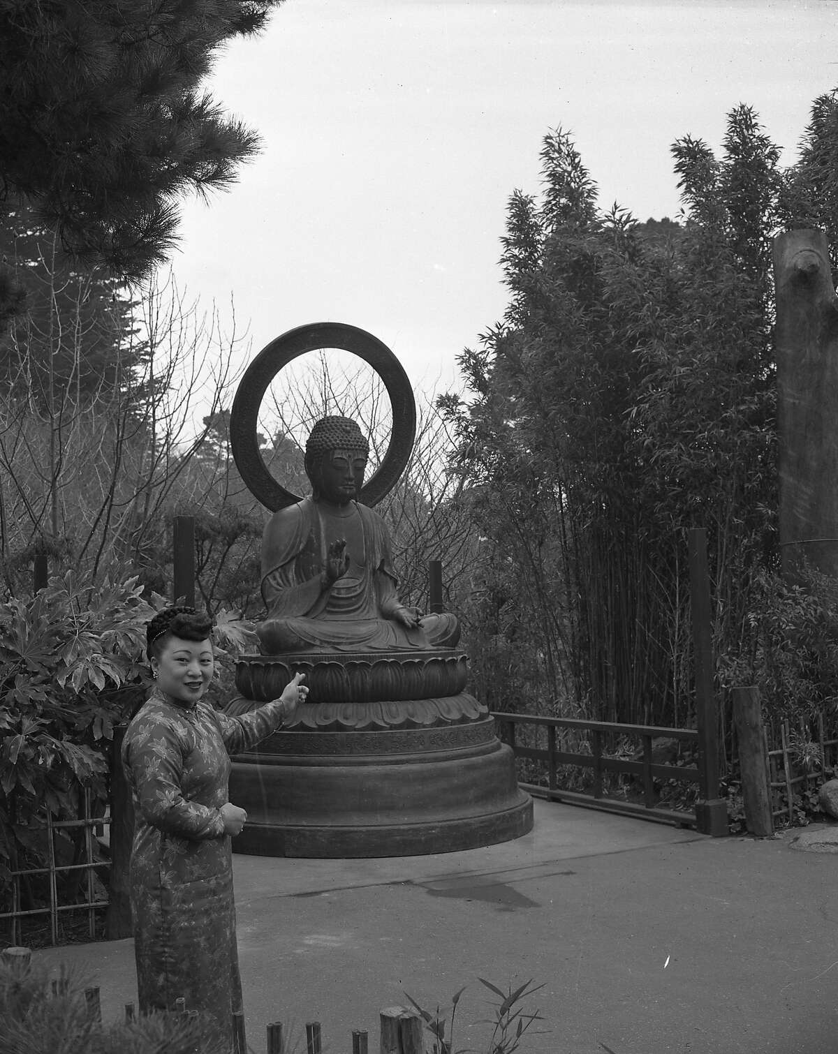 1949年3月，金门公园日本茶园的佛像被安装。这是阿甘一家送给他的礼物，在他们的店里已经存放了15年。底片上显示这个女人叫埃德娜·李照片日期是1949年2月3日