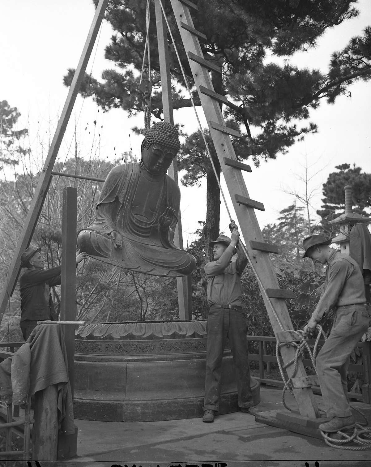1949年3月，金门公园日本茶园的佛像被安装。这是阿甘一家送给他的礼物，在他们的店里已经存放了15年。照片日期为1949年2月3日