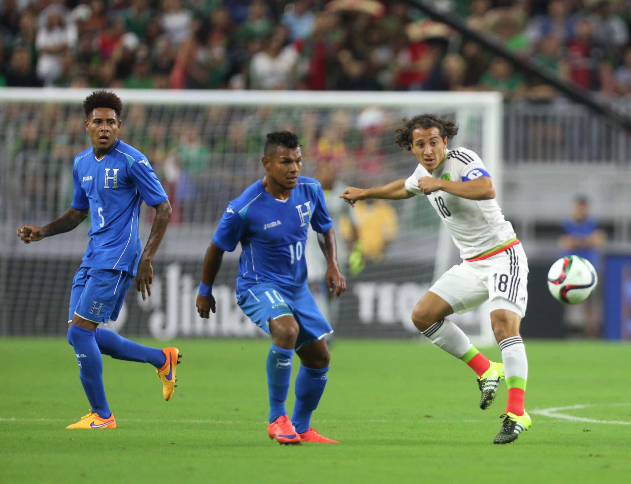 Mexico's Chicharito breaks collarbone, out of Gold Cup