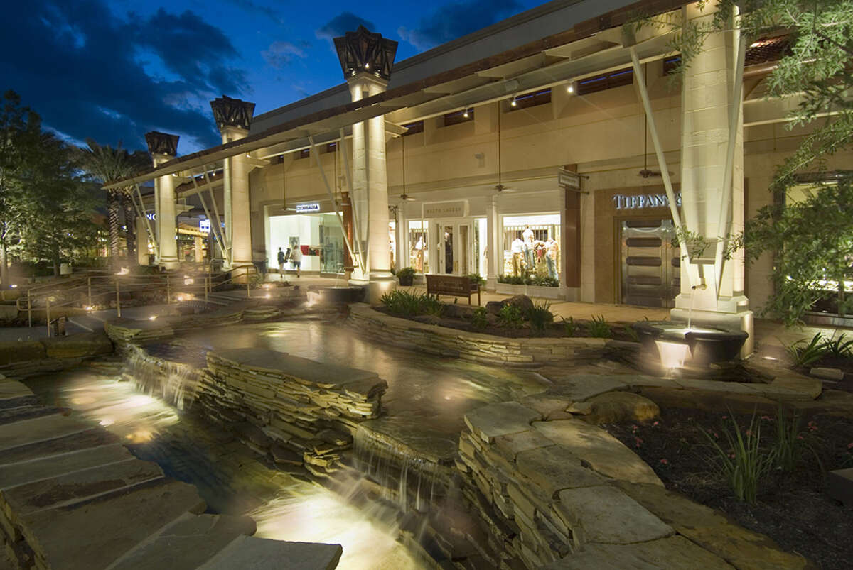 Alamo Architects’ open-air design for the Shops at La Cantera makes shopping more convenient for consumers who need to visit just one store.