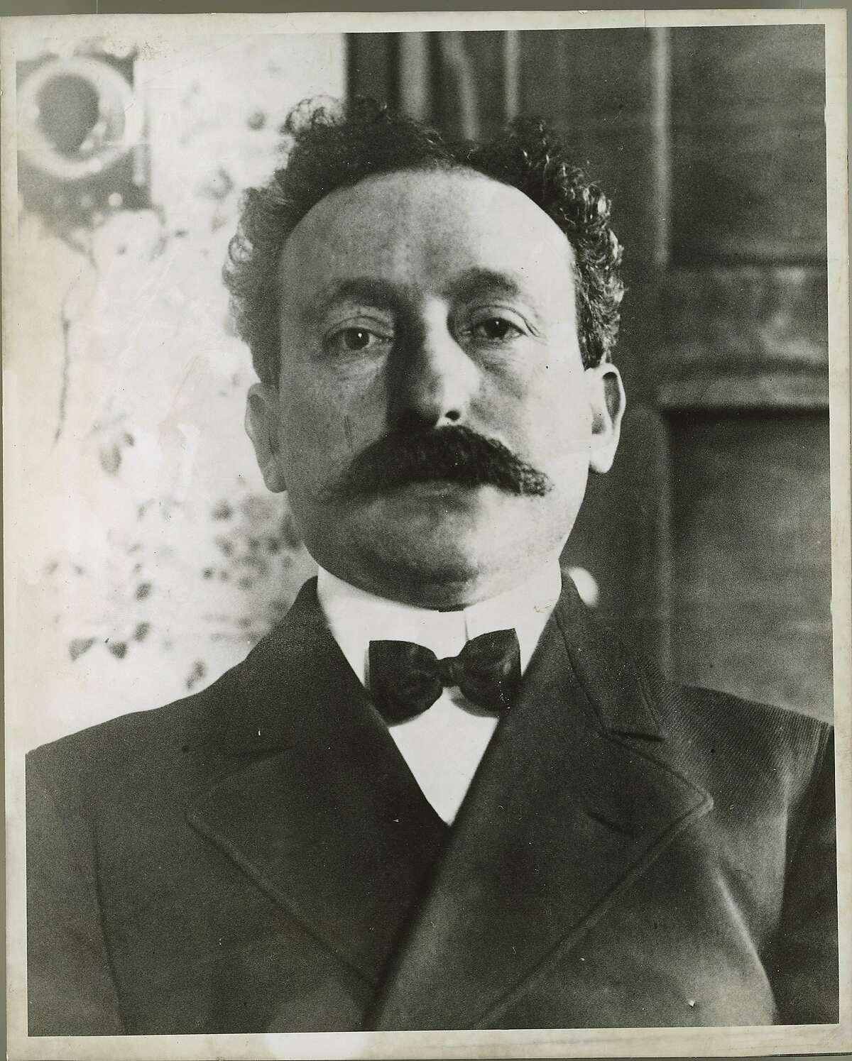 1906年，旧金山政治领袖安倍·鲁夫被控腐败。