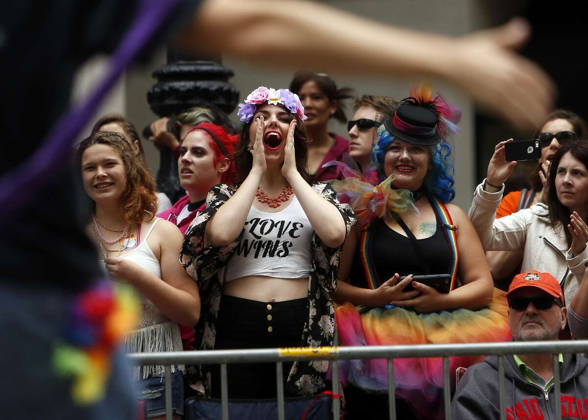 2015年6月28日，周日，在加州旧金山的市场街，参加“平等无例外”旧金山骄傲游行的人们欢呼雀跃。