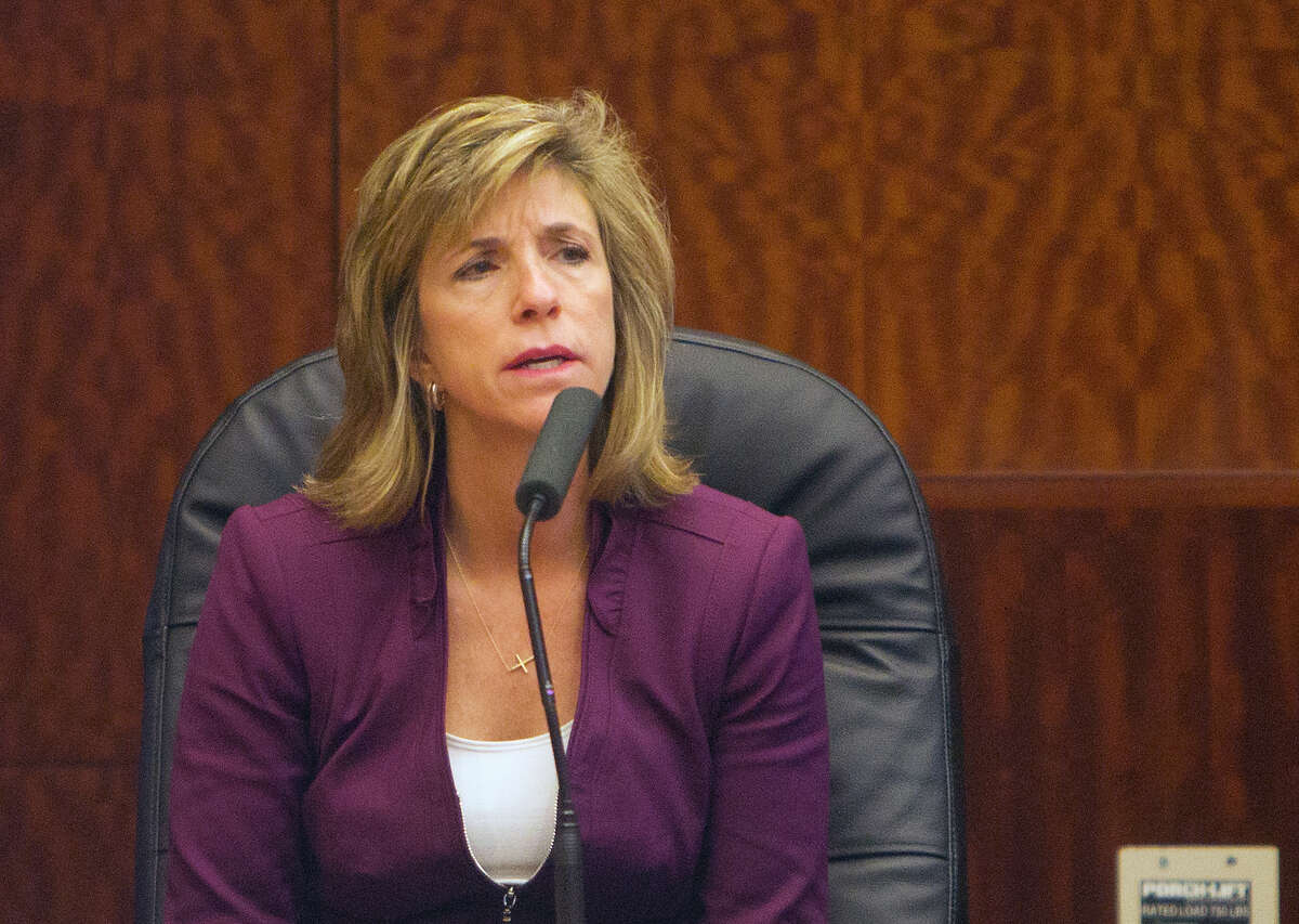 At left, former Harris County prosecutor Kelly Siegler testifies during a hearing for a retrial for David Temple, right, ﻿in December. State District ﻿Judge Larry Gist ruled after the hearing that he couldn't say Temple was "actually innocent" but agreed that evidence that could have helped him was delayed or withheld completely.﻿
