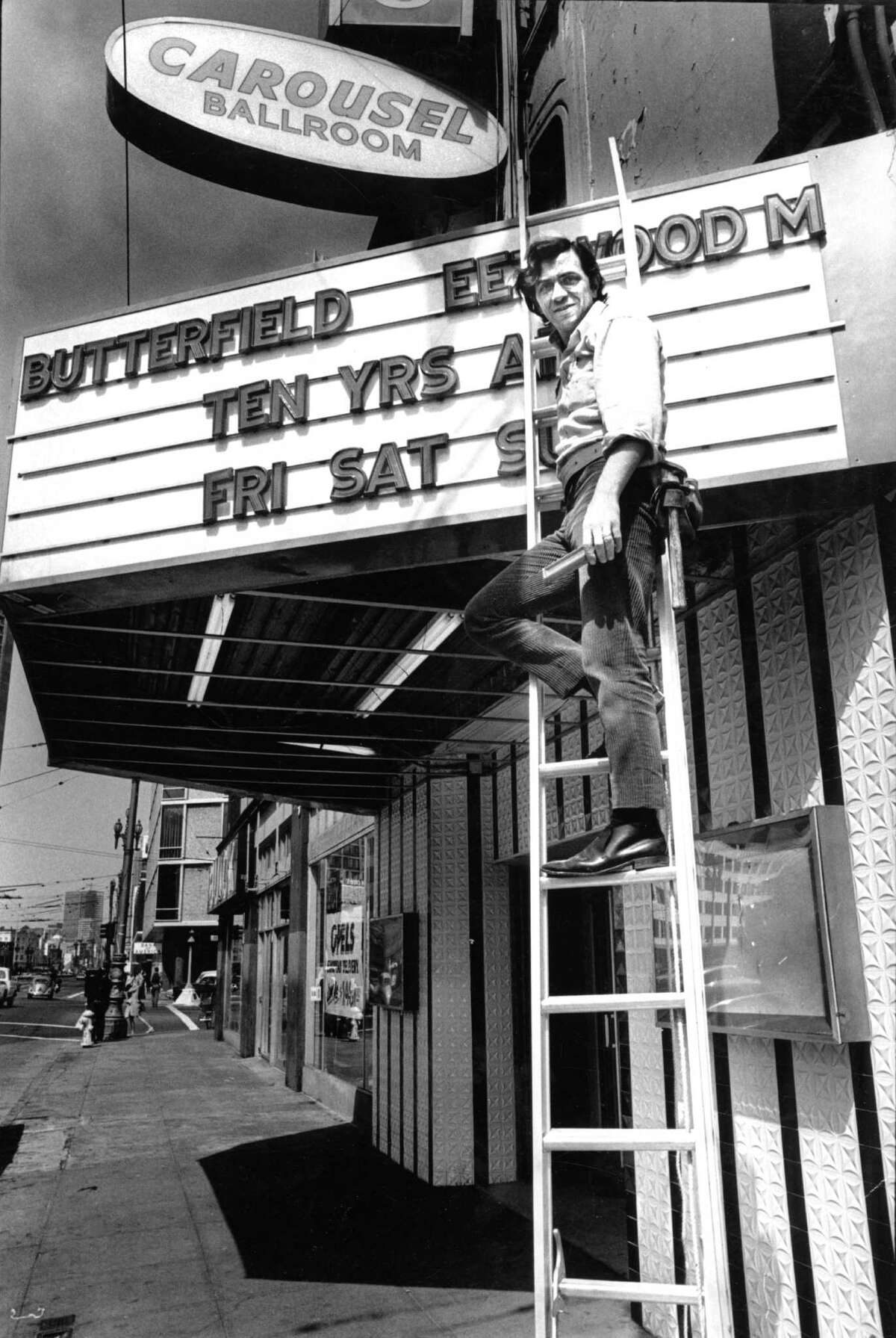 1968年7月2日:摇滚推广人比尔·格雷厄姆在菲尔莫尔西部，这里以前是旋转木马舞厅。