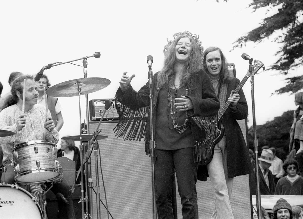 上图:1967年6月21日，爱情之夏的黎明时分，年轻人在金门公园玩一个巨大的球。上图:Janis Joplin，与Grateful Dead乐队和Jefferson Airplane乐队一起被认为是旧金山之声的建筑师，在1970年左右和她的乐队一起演奏。