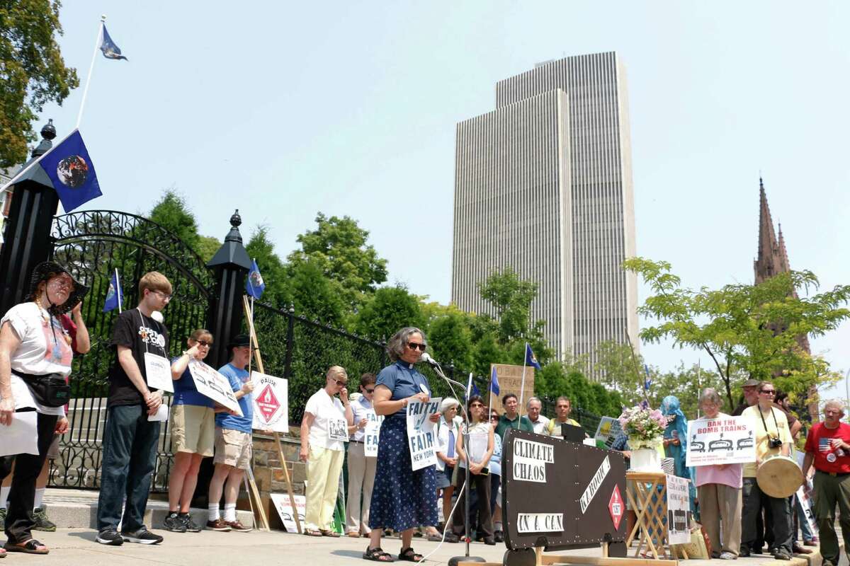 Cuomo urged to ban oil trains from New York