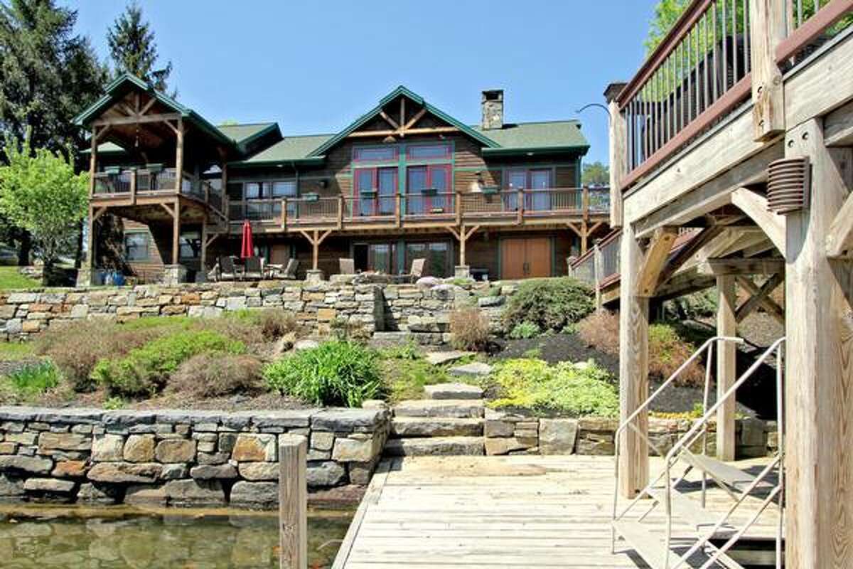 Featured home Waterfront living on Lake